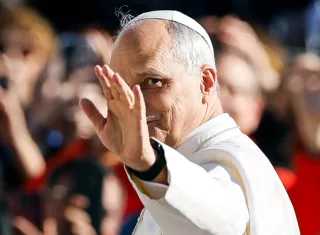  El papa León XIV saluda desde el papamóvil. Foto: EFE