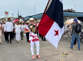 La campeona mundial de boxeo, Nataly Delgado, encabeza el Desfile de Santiago de Veraguas, junto a autoridades del distrito. Foto: Cortesía