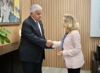  Mulino: Hoy recibí a Nadia Calviño, presidenta del Banco Europeo de Inversiones. Tuvimos una gran conversación que abre nuevas rutas de inversión para Panamá y la región.
