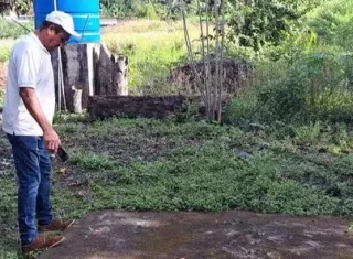 Acumulación de aguas servidas en el patio del plantel.