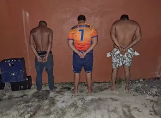 Los asaltantes se ocultaron dentro de una residencia ajena, pero aun así fueron aprehendidos por la Policía Nacional. /  Foto: PN