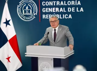 Contralor Anel Flores.