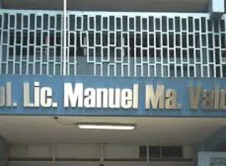 Fachada de la policlínica.