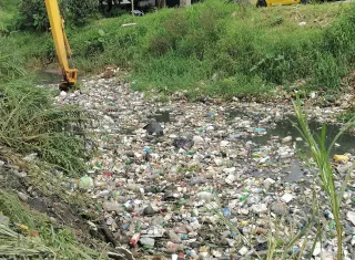 Sacan "montón" de basura de la quebrada en Villa del Caribe de Colón