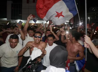 Aficionados de Panamá celebran este martes en las calles de la capital la clasificación de la selección. /Foto: EFE