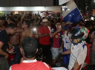 Fanáticos de la Selección de Panamá celebran la clasificación al Mundial. Foto: EFE