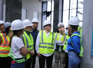 El ministro Boyd Galindo recorre el proyecto hospitalario en construcción.