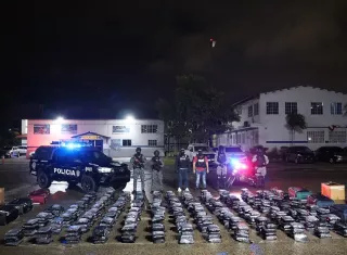 Los sospechosos, la droga, el panel y demás indicios quedaron a órdenes de la Fiscalía de Drogas.  /  Foto: PN