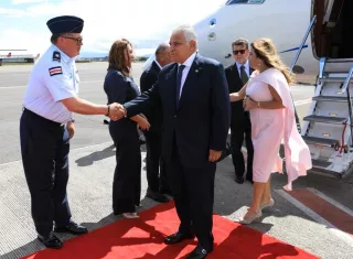 Llegada a Costa Rica de la pareja presidencial.