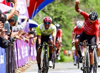 El tico Pablo Mudarra (der.) al cruzar la meta de la primera etapa de la Vuelta Internacional a Chiriquí. Foto. Fepaci