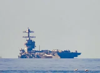 El portaaviones USS Gerald R. Ford entrando en el fiordo de Oslo, en Jeloya (Noruega). Foto: EFE
