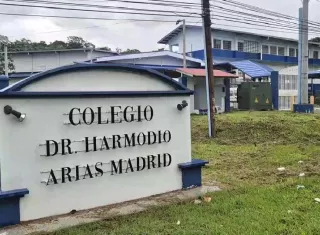 Fachada del colegio.