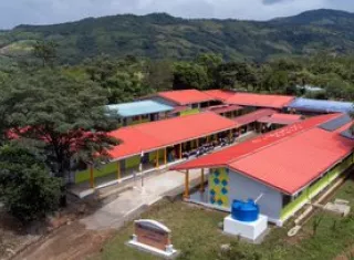 Modernas y cómodas escuelas.