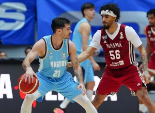 Jhivvan Jackson (d) de Panamá disputa un balón con Luciano Parodi de Uruguay. /EFE