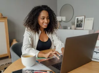 Es importante evitar ingresar información bancaria en enlaces que llegan por mensajes de texto. Foto: Pexels