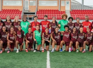 Selección Mayor Femenina de Fútbol y el cuerpo técnico. Foto: FPF