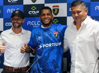 Alberto 'Negrito' Quintero (c) durante la firma del contrato. Foto: Plaza Amador