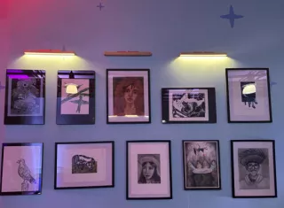 Bad Bunny y la Fundación Good Bunny abrieron una experiencia inmersiva con elementos de la cultura navideña. Foto: EFE