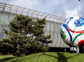 Trionda, una réplica gigante del balón oficial de la Copa Mundial 2026 afuera de las oficinas de la FIFA.