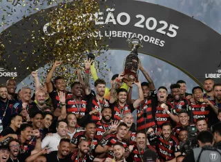Jugadores de Flamengo celebran con el trofeo al ganar la Copa Libertadores. EFE