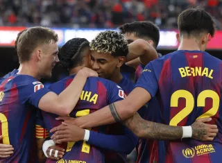 El delantero del Barcelona Dani Olmo (i) celebra tras anotar el segundo gol. /Foto: EFE