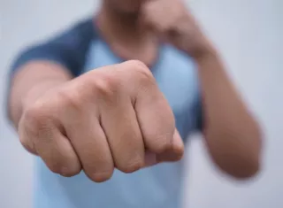 Bebedor agrede a subteniente en Las Mañanitas y le tumba un diente