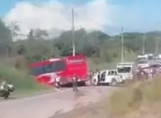 En el accidente se vieron involucrados un autobús de pasajeros y dos pick up.  /  Captura de video coclenews