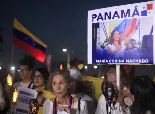 Personas sostienen carteles durante la marcha "por la paz y la libertad" en Venezuela este sábado. /Foto: EFE