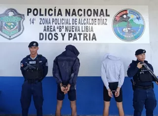 Los sujetos fueron aprehendidos cerca de la escena del asalto.  /  Foto: PN