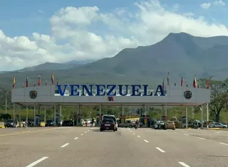 Pasajeros improvisan rutas por tierra y líneas internas para salir de Venezuela