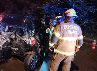 Unidades del Cuerpo de Bomberos colaboraron en la recuperación del vehículo.  /  Foto: Eric Montenegro.