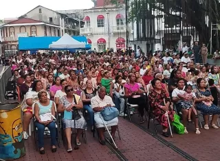 Más de 400 madres celebran su día en el parque de Santa Ana