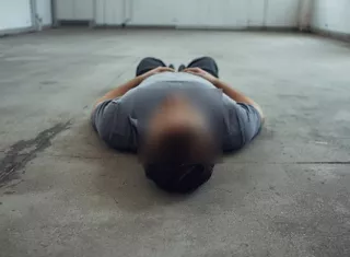 Al parecer, el golpe fue tan fuerte que el hombre quedó inconsciente, y muerió.  /  Foto ilustrativa generada con IA Canvas