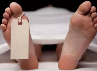 Matan a 2 hombres mientras conversaban; le tiraron bala desde un auto 