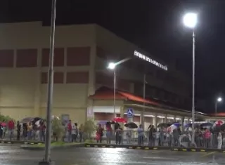 Con aguacero y filas largas, colonenses compran bolsas navideñas en Colón