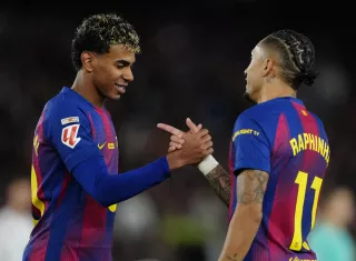 Un doblete de Raphinha tumba el muro de Osasuna y hace más líder al Barcelona