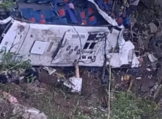 17 estudiantes mueren tras caer un bus al abismo durante paseo en Colombia