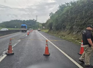Aparentemente, el hombre fue asesinado y lanzado a la cuneta.  /  Foto: Diómedes Sánchez