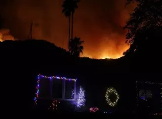 Los incendios forestales que se extienden a las zonas urbanas han demostrado ser extremadamente peligrosos debido a la rapidez con la que se propagan y a lo que queman y liberan al medioambiente. Foto: Archivo