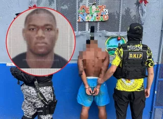 Se le vincula con un homicidio ocurrido el 9 de marzo del 2025, en la barriada Arco Iris, corregimiento de Cristóbal.  /  Fotocomposición: PN/MP