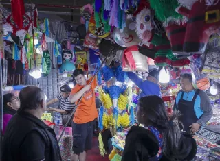 Alza de precios golpea al centenario arte de las piñatas navideñas en México