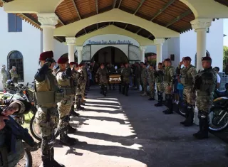 Compañeros, familiares y amigos participaron en el sepelio.  /  Foto: Senafront