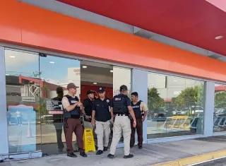 Dentro y fuera del establecimiento comercial quedaron rastros de sangre, además de vidrios rotos.  /  Foto: Eric Montenegro