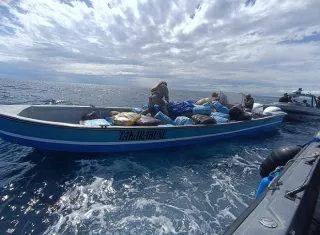 La droga era transportada en una lancha artesanal por dos narcotraficantes.  /  Foto: Senan
