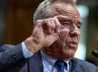 El secretario de Salud, Robert F. Kennedy Jr., informó que firmó una declaración que "rechaza los procedimientos de reasignación de sexo, ya que no son un tratamiento seguro ni efectivo para niños con disforia de género". Foto: EFE