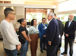 A su llegada al hotel, el presidente tuvo un momento cercano y fuera del protocolo, al ser recibido por un grupo de jóvenes panameños que estudian en Foz de Iguazú, 