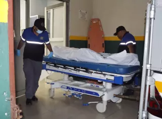 Encapuchados le meten 2 tiros certeros que lo dejan frío 