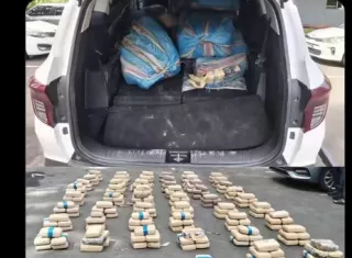 Cae sujeto en una nave con ocho bultos de presunta sustancia ilícita