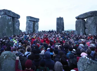 Unas 8,500 personas celebran el solsticio de invierno en emblemático monumento