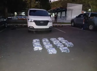 Desmantelan doble fondo en panel blanco: incautan 70 paquetes de droga